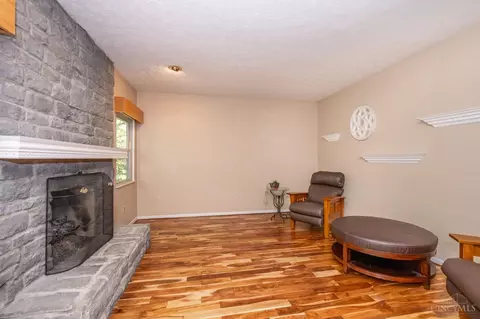Living - 3076 Hoock Ct, Cincinnati, OH 45239 photo 5 of 6