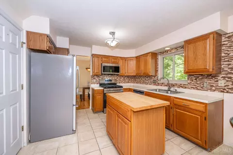 Kitchen - 3076 Hoock Ct, Cincinnati, OH 45239 photo 2 of 8