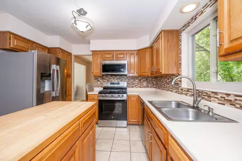 Kitchen - 3076 Hoock Ct, Cincinnati, OH 45239 photo 3 of 8