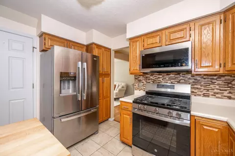 Kitchen - 3076 Hoock Ct, Cincinnati, OH 45239 photo 7 of 8