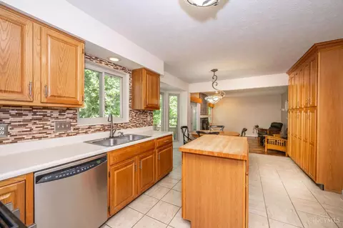 Kitchen - 3076 Hoock Ct, Cincinnati, OH 45239 photo 6 of 8