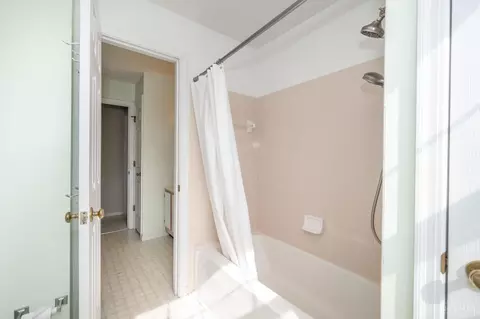 Bath - 3076 Hoock Ct, Cincinnati, OH 45239 photo 6 of 7