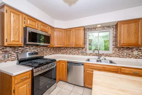 Kitchen - 3076 Hoock Ct, Cincinnati, OH 45239 photo 4 of 8