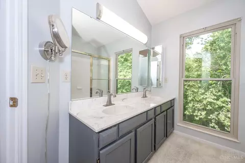 Bath - 3076 Hoock Ct, Cincinnati, OH 45239 photo 1 of 7