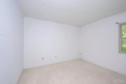 Bedroom - 3076 Hoock Ct, Cincinnati, OH 45239 photo 6 of 10