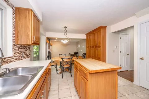 Kitchen - 3076 Hoock Ct, Cincinnati, OH 45239 photo 5 of 8