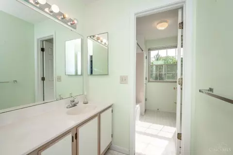 Bath - 3076 Hoock Ct, Cincinnati, OH 45239 photo 5 of 7