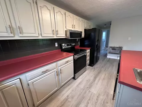 Kitchen - 9 Sugar St, Sinking Spring, OH 45172 photo 3 of 6