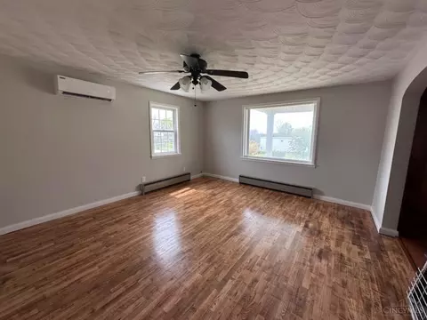 Living - 9 Sugar St, Sinking Spring, OH 45172 photo 1 of 2