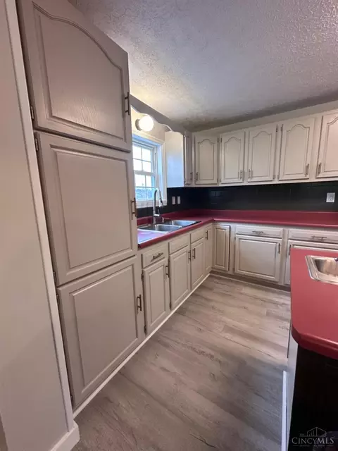Kitchen - 9 Sugar St, Sinking Spring, OH 45172 photo 4 of 6