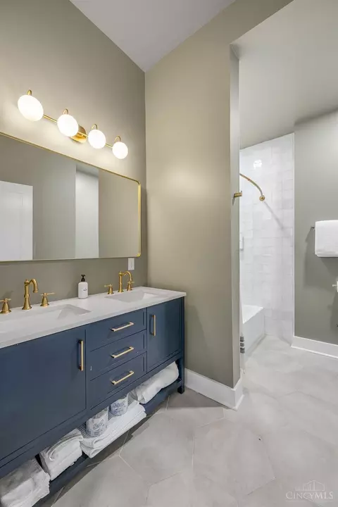 Bath - 1713 Lang St, Cincinnati, OH 45202 photo 4 of 6