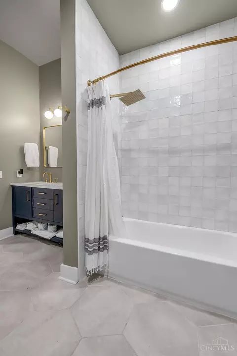 Bath - 1713 Lang St, Cincinnati, OH 45202 photo 5 of 6