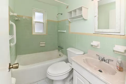 Bath - 1842 Centerridge Ave, Cincinnati, OH 45231 photo 1 of 2