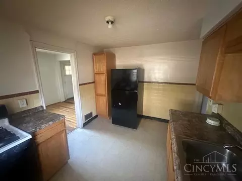 Kitchen - 2249 Bremont Ave, Golf Manor, OH 45237 photo 2 of 2