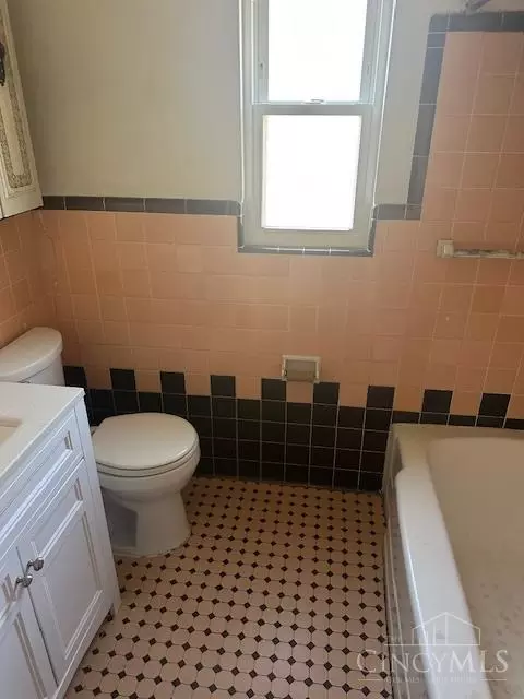 Bath - 2249 Bremont Ave, Golf Manor, OH 45237 photo 1 of 1