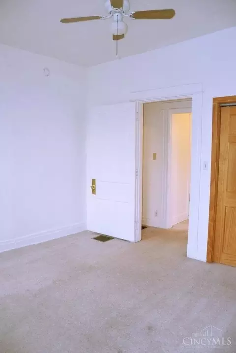 Bedroom - 502 Riddle Rd, Cincinnati, OH 45220 photo 3 of 17