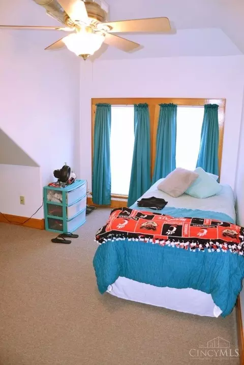 Bedroom - 502 Riddle Rd, Cincinnati, OH 45220 photo 16 of 17