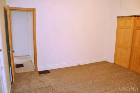 Bedroom - 502 Riddle Rd, Cincinnati, OH 45220 photo 5 of 17