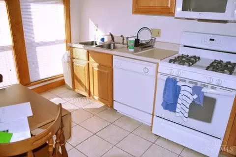 Kitchen - 502 Riddle Rd, Cincinnati, OH 45220 photo 5 of 7