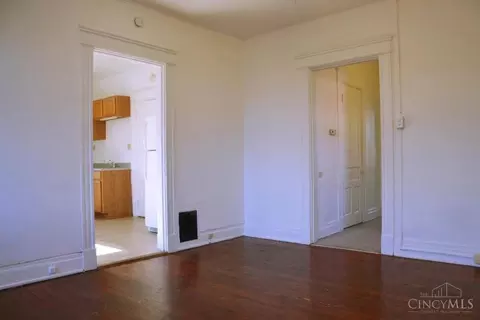 Living - 502 Riddle Rd, Cincinnati, OH 45220 photo 3 of 5