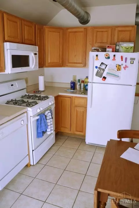 Kitchen - 502 Riddle Rd, Cincinnati, OH 45220 photo 6 of 7