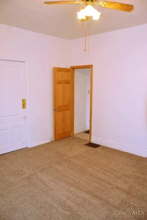 Bedroom - 502 Riddle Rd, Cincinnati, OH 45220 photo 7 of 17