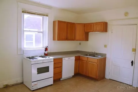 Kitchen - 502 Riddle Rd, Cincinnati, OH 45220 photo 4 of 7