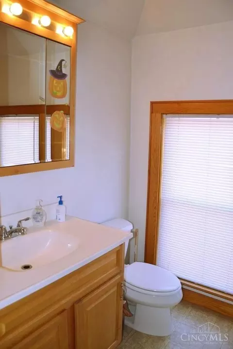 Bath - 502 Riddle Rd, Cincinnati, OH 45220 photo 2 of 2
