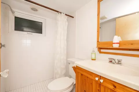 Bath - 3476 Morrison Pl, Cincinnati, OH 45220 photo 2 of 2