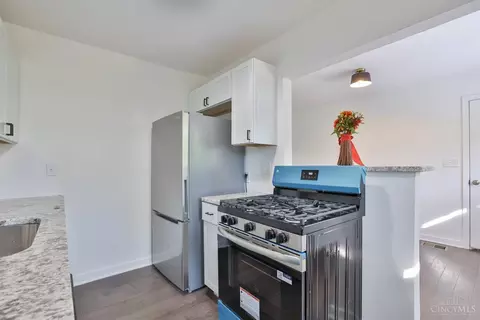 Kitchen - 8734 Grenada Dr, Cincinnati, OH 45231 photo 2 of 4