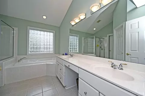 Bath - 4008 Miami Rd, Mariemont, OH 45227 photo 2 of 6