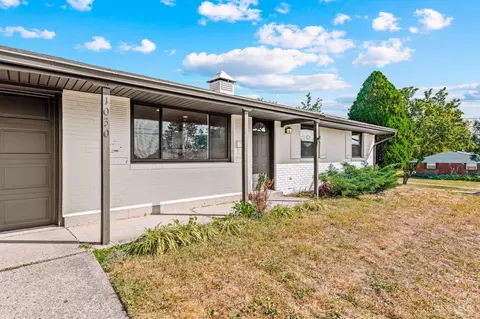 1030 Castro Ln, Springdale, OH 45246