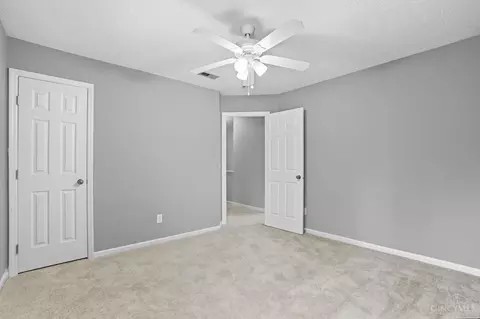 Bedroom - 9648 Fallshill Cir, Cincinnati, OH 45231 photo 7 of 10