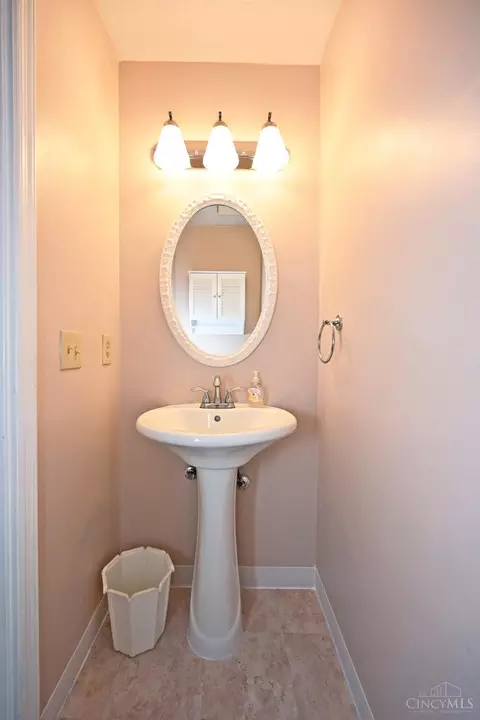 Bath - 2439 Hazelcrest Ln, Cincinnati, OH 45231 photo 6 of 6