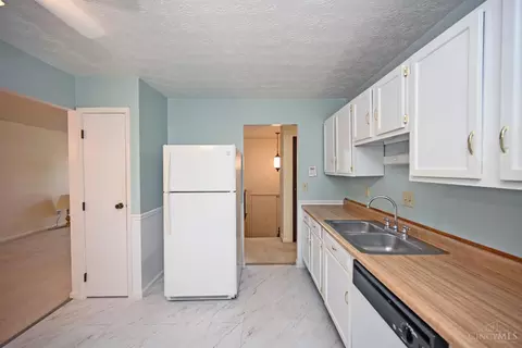 Kitchen - 2439 Hazelcrest Ln, Cincinnati, OH 45231 photo 2 of 3