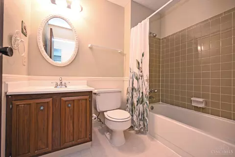 Bath - 2439 Hazelcrest Ln, Cincinnati, OH 45231 photo 4 of 6