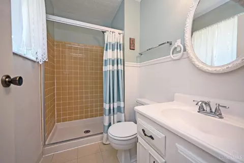 Bath - 2439 Hazelcrest Ln, Cincinnati, OH 45231 photo 1 of 6