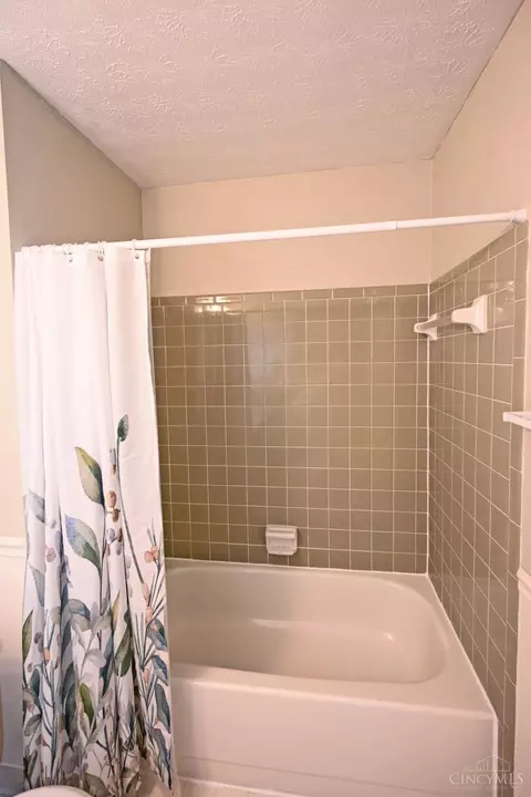 Bath - 2439 Hazelcrest Ln, Cincinnati, OH 45231 photo 5 of 6