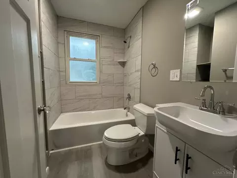 Bath - 4798 Prosperity Pl, Cincinnati, OH 45238 photo 1 of 4