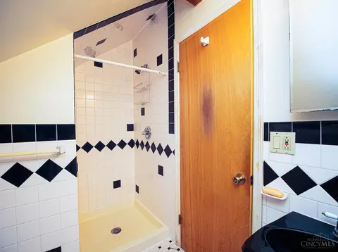Bath - 1277 Prospect Pl, Cincinnati, OH 45231 photo 3 of 3