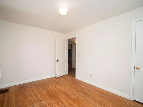 Bedroom - 1277 Prospect Pl, Cincinnati, OH 45231 photo 4 of 8