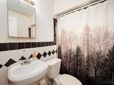 Bath - 1277 Prospect Pl, Cincinnati, OH 45231 photo 1 of 3