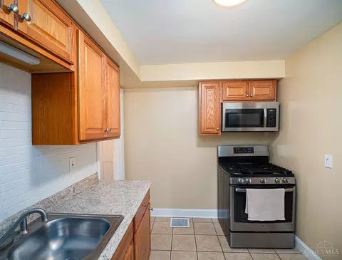 Kitchen - 1277 Prospect Pl, Cincinnati, OH 45231 photo 2 of 3