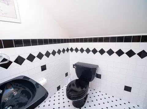 Bath - 1277 Prospect Pl, Cincinnati, OH 45231 photo 2 of 3