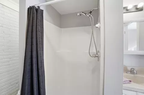 Bath - 107 Etta Ave, Harrison, OH 45030 photo 2 of 4