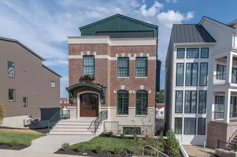 2934 Three Oaks Ln, Cincinnati, OH 45209