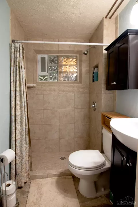 Bath - 2000 Beech Grove Dr, Cincinnati, OH 45233 photo 4 of 4