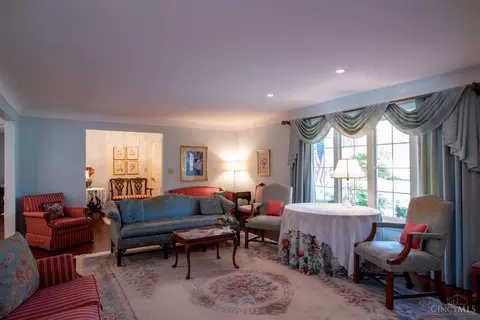 Living - 2000 Beech Grove Dr, Cincinnati, OH 45233 photo 4 of 11