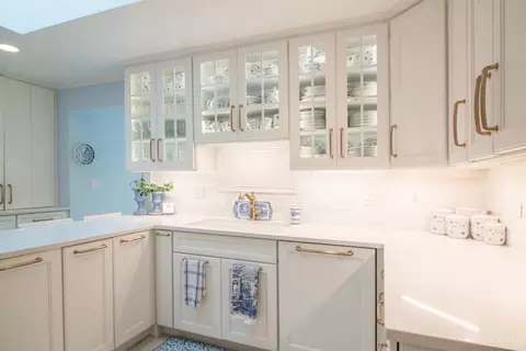 Kitchen - 2000 Beech Grove Dr, Cincinnati, OH 45233 photo 2 of 7