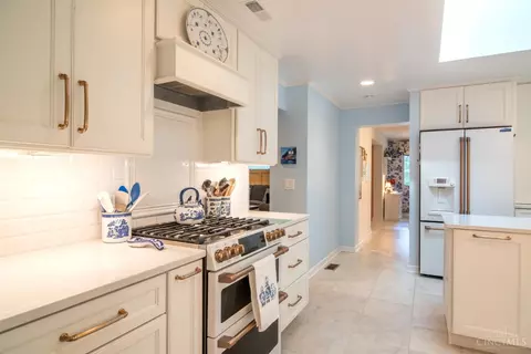 Kitchen - 2000 Beech Grove Dr, Cincinnati, OH 45233 photo 3 of 7